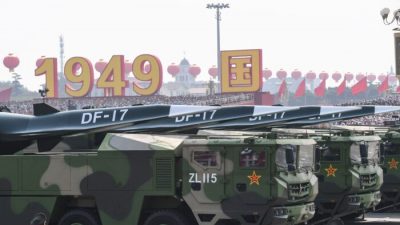 Китайские военные машины с ракетами DF-17 на военном параде на площади Тяньаньмэнь в Пекине 1 октября 2019 г. Greg Baker/AFP via Getty Images
