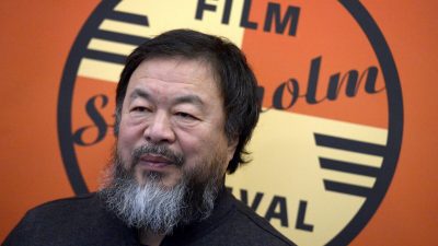 Китайский художник Ай Вэйвэй выступает на пресс-конференции на Стокгольмском кинофестивале в Стокгольме, Швеция, 17 ноября 2015 г. (Janerik Henriksson/AFP via Getty Images)