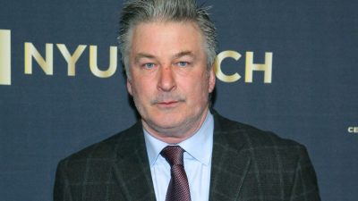 Алек Болдуин на гала-вечере в честь 50-летия школы искусств Нью-Йоркского университета имени Фредерика П. Роуза в зале Фредерика П. Роуза в Линкольн-центре в Нью-Йорке 4 апреля 2016 г. (Andy Kropa / Invision / AP)