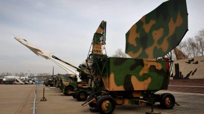 Китайское военное радиолокационное оборудование на выставке в пекинском музее в декабре 2013 года. Китай разрабатывает технологию, предназначенную для вывода из строя или уничтожения систем военной связи США. (Mark Ralston/AFP/Getty Images) 