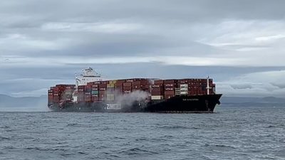 Дым поднимается над загоревшимся контейнеровозом Zim Kingston у побережья Виктории, Британская Колумбия, 23 октября 2021 г. (Canadian Coast Guard / Reuters)