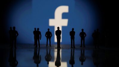 Маленькие игрушечные фигурки видны перед отображаемым логотипом Facebook на этой иллюстрации, сделанной 4 октября 2021 г. (Dado Ruvic / Reuters) 