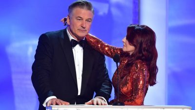 Ведущая 25-й ежегодной церемонии вручения премии Гильдии киноактёров Меган Маллалли и актёр Алек Болдуин (слева) выступают на сцене во время 25-й ежегодной церемонии вручения премии Гильдии киноактеров в Лос-Анджелесе 27 января 2019 г. FREDERIC J. BROWN/AFP via Getty Images 