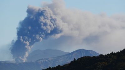 4:17 PM
Дым поднимается от вулкана Асо  недалеко от города Асо в префектуре Кумамото, 13 декабря 2019 года. CHARLY TRIBALLEAU/AFP via Getty Images 