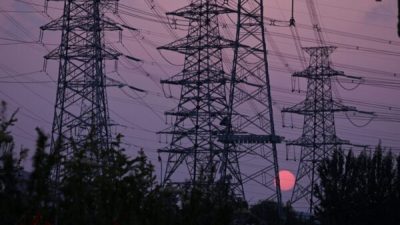 За линией электропередач садится солнце, Пекин, 28 сентября 2021 г. (Leo Ramirez/AFP via Getty Images)