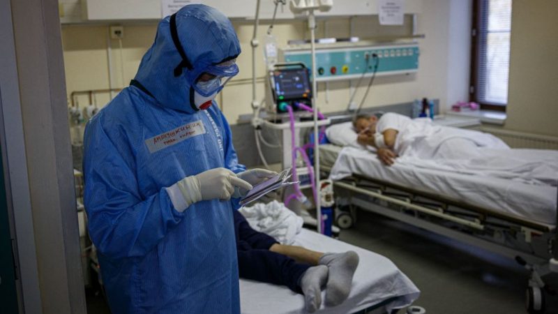 Медик в средствах индивидуальной защиты (СИЗ) работает в отделении интенсивной терапии для пациентов с коронавирусом COVID-19 в Московской больнице скорой помощи им. Склифосовского в Москве 20 октября 2021 года. DIMITAR DILKOFF/AFP via Getty Images
