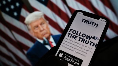 Бывший американский президент Дональд Трамп объявил 20 октября о запуске собственной платформы в соцсети с названием TRUTH Social. (Photo: CHRIS DELMAS/AFP via Getty Images)
