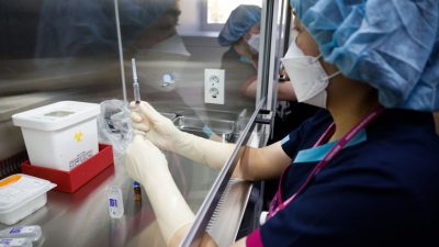 Медсестра проводит вакцинацию против COVID-19 в центре вакцинации Фото:  Kim Hong-Ji - Pool/Getty Images