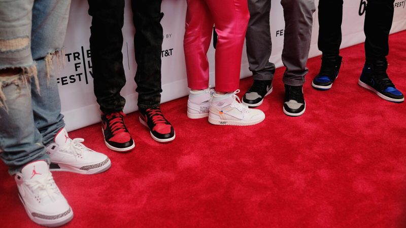 Гости позируют в кроссовках Air Jordan на презентации фильма Unbanned: The Legend of AJ1 на кинофестивале «Трайбека» 2018 в Beacon Theater 27 апреля 2018 года в Нью-Йорке. (Nicholas Hunt/Getty Images)