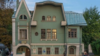 Брюсов Валерий Яковлевич жил в этом доме (Москва, пр. Мира, 30) в 1910—1924. Сейчас там находится музей Серебряного века.  Фото:  A.Savin, WikiCommons/ru.wikipedia.org