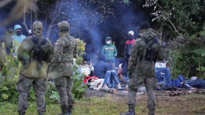Польские пограничники задержали группу мигрантов, которые пытались пересечь границу между Беларусью и Польшей возле села Уснарз Горный, Польша, 18 августа 2021 г. (Grzegorz Dabrowski/Agencja Gazeta/via Reuters)