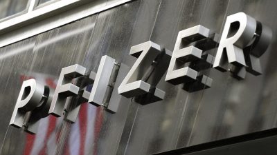 Вывеска Pfizer в Нью-Йорке. (Timothy A. Clary/ AFP via Getty Images)