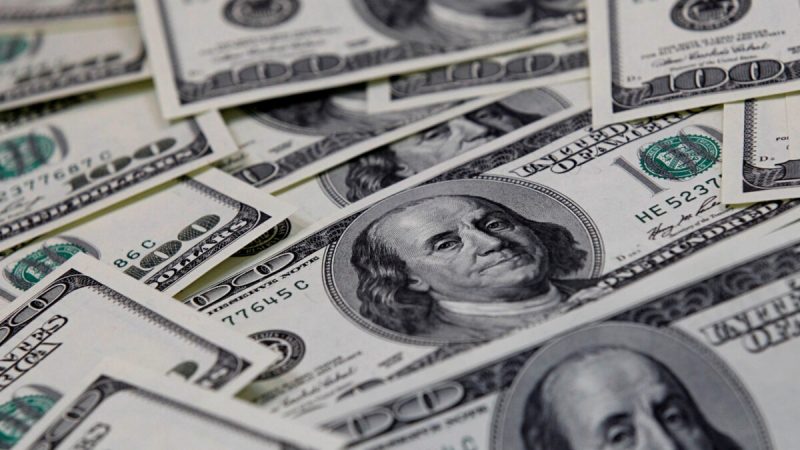 Стодолларовые банкноты США. (Lee Jae-won / Reuters)
