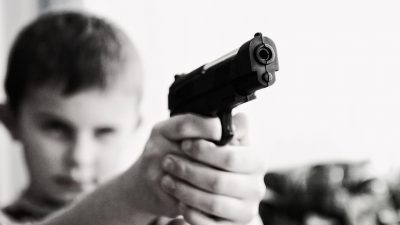 Мальчик с пистолетом