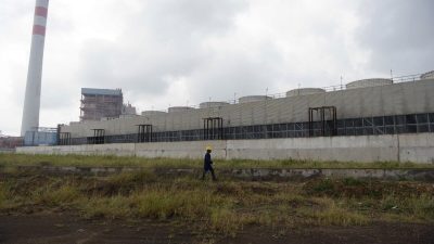Рабочий проходит мимо угольной теплоэлектростанции, принадлежащей Essar Power в Салае, Индия, 4 октября 2016 г. (Sam Panthaky / AFP via Getty Images)