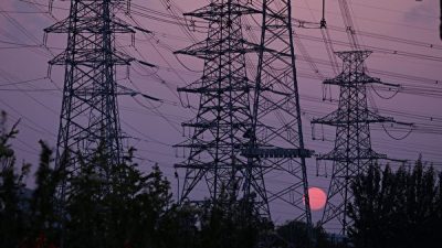 Башня электростанции в Пекине. Масштабные отключения электроэнергии в Китае вынудили производственные компании, финансируемые из-за рубежа, приостановить работу и производство, что оказывает прямое влияние на глобальную цепочку поставок. (LEO RAMIREZ/AFP via Getty Images) 
