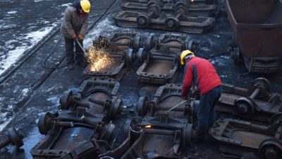 Рабочие угольной шахты Датай в Ментугу недалеко от Пекина утилизируют угольные тележки. Китай пытается сократить выбросы углерода и перейти на возобновляемые источники энергии в связи с предстоящими Олимпийскими играми 2022.Фото: GREG BAKER/AFP via Getty Images 