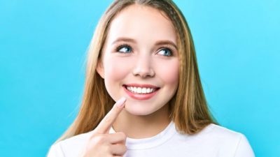 Почти каждый день мы улыбаемся кому-нибудь, и также естественно видеть, как люди улыбаются, думая об определённых вещах, даже когда никого нет рядом! (Изображение: Aleksandr Rybalko via Dreamstime)
