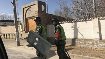Полиция патрулирует улицу в округе Хотан, Синьцзян, 17 февраля 2018 года. (BEN DOOLEY/AFP/Getty Images) 