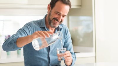 Питьевая вода полезна, и привычка постоянно пить воду также может влиять на нас с течением времени. (Shift Drive/Shutterstock)
