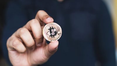 Биткойн в руке