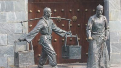 Купец учит сына не только управлять торговлей, но и жизненным принципам. (Изображение: Pingan Yang via Dreamstime)