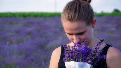 Было показано, что вдыхание эфирных масел из лаванды оказывает несколько терапевтических эффектов. (Richárd Ecsedi/Unsplash)