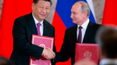Президент России Владимир Путин и его китайский коллега Си Цзиньпин обмениваются документами во время церемонии подписания соглашения по итогам переговоров в Кремле, Москва, 5 июня 2019 года. (Alexander Zemlianichenko/AFP/Getty Images) 