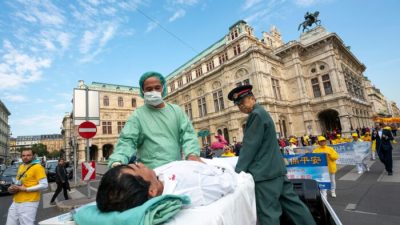 Последователи практики Фалуньгун в Вене, Австрия, демонстрируют извлечение органов у заключённых практикующих в Китае во время акции протеста против импорта человеческих органов из Китая в Австрию, 1 октября 2018 г. (JOE KLAMAR/AFP via Getty Images)