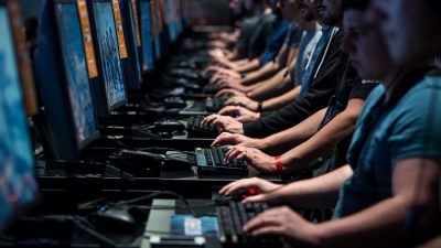Посетители играют на компьютере во время посещения выставки видеоигр Gamescom 2017 22 августа 2017 года в Кёльне, Германия. Lukas Schulze/Getty Images
