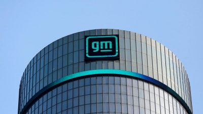 Новый логотип GM на фасаде штаб-квартиры General Motors в Детройте, штат Мичиган, 16 марта 2021 г. Фото: Rebecca Cook / Reuters
