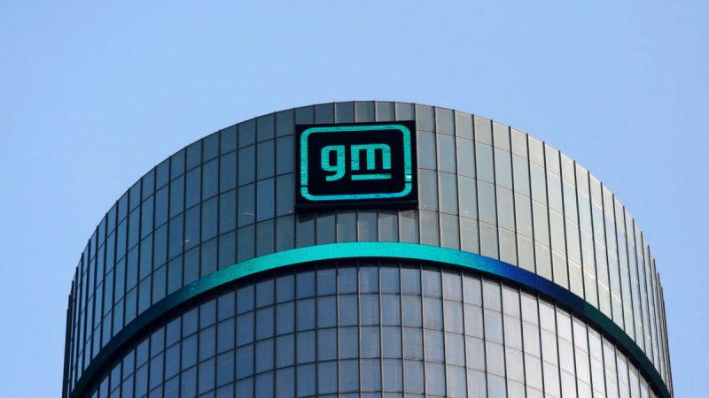 Новый логотип GM на фасаде штаб-квартиры General Motors в Детройте, штат Мичиган, 16 марта 2021 г. Фото: Rebecca Cook / Reuters
