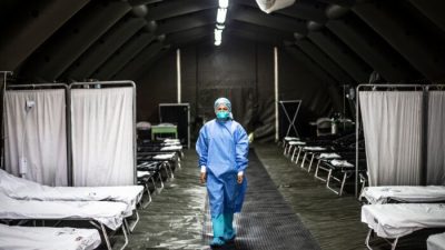 Специалист входит в мобильное отделение, созданное Министерством здравоохранения Перу в больнице Иполито Унануэ в Лиме, 27 февраля 2020 г. Ernesto Benavides/AFP via Getty Images