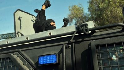 Сотрудник службы безопасности Туниса сообщает об освобождении заложников и убийстве двух боевиков, 17 марта, 2015 год. Фото: FETHI BELAID/AFP/Getty Images