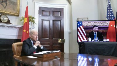 Президент США Джо Байден и председатель КНР Си Цзиньпин (на экране)
© EPA-EFE/SARAH SILBIGER/POOL