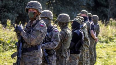 Вооружённые польские пограничники на польско-белорусской границе в Уснарже Горном, недалеко от Белостока на северо-востоке Польши, 20 августа 2021 г. (Wojtek Radwanski/AFP via Getty Images)