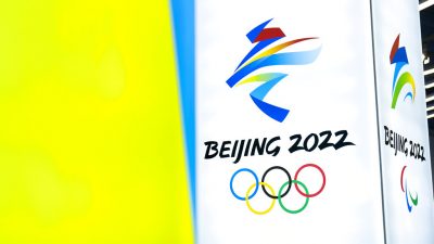 Логотипы зимних Олимпийских и Паралимпийских игр 2022 года в Пекине в центре для посетителей на территории зимних олимпийских объектов в Яньцине на окраине Пекина, 5 февраля 2021 года. (Mark Schiefelbein/AP Photo)