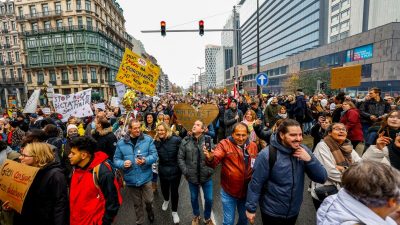 Люди принимают участие в демонстрации против мер COVID-19 в Брюсселе, Бельгия, 21 ноября 2021 года. (Hadrien Dure/Belga Mag/AFP via Getty Images)