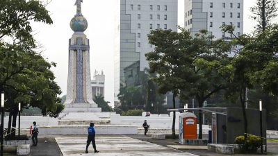 Полицейский патрулирует возле терминала Chivo, который обменивает наличные на криптовалюту Bitcoin на площади Лас Америкас в Сан-Сальвадоре, Сальвадор, 7 сентября 2021 г. (Salvador Melendez / AP Photo)
