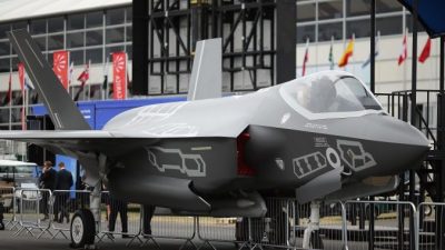 Самолёт Lockhead Martin F-35 на авиашоу в Фарнборо, 16 июля 2014 года, Англия. США недавно обвинили китайского гражданина в попытке украсть секретные разработки, касающиеся нового истребителя F-35. Фото: Dan Kitwood/Getty Images