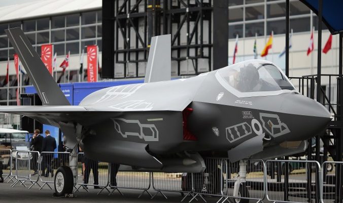 Китайский специалист хотел вывезти секреты F-35 Самолёт Lockhead Martin F-35 на авиашоу в Фарнборо, 16 июля 2014 года, Англия. США недавно обвинили китайского гражданина в попытке украсть секретные разработки, касающиеся нового истребителя F-35. Фото: Dan Kitwood/Getty Images