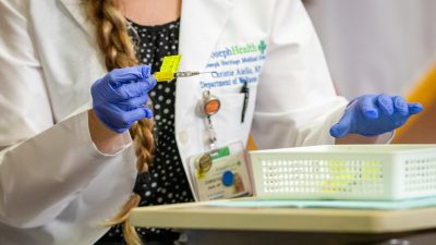 Медицинский работник готовится ввести вакцину от COVID-19 в Оранж, штат Калифорния, 16 декабря 2020 г. (John Fredricks / The Epoch Times)