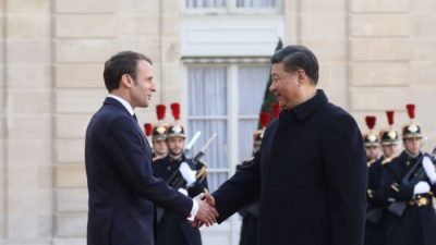 Президент Франции Эммануэль Макрон (слева) приветствует китайского лидера Си Цзиньпина в Елисейском дворце в Париже 25 марта 2019 года. (LUDOVIC MARIN/AFP/Getty Images)
