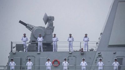 Моряки на палубе нового эсминца с управляемыми ракетами типа 055 Nanchang военно-морского флота Народно-освободительной армии Китая (НОАК), провинция Шаньдун на востоке Китая, 23 апреля 2019 г. (Mark Schiefelbein/AFP via Getty Images)