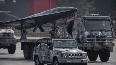 Китайский солдат у военного дрона во время парада на площади Тяньаньмэнь в Пекине, 1 октября 2019 г. (Kevin Frayer/Getty Images) 