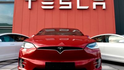 Логотип в сервисном центре американской автомобильной и энергетической компании Tesla в Амстердаме 23 октября 2019 г. (Photo by JOHN THYS/AFP via Getty Images) 