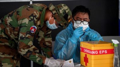 Военный медицинский работник готовит дозу китайской вакцины Sinovac COVID-19 в Австралийском центре образования в Пномпене, Камбоджа, 1 мая 2021 г. (Tang Chhin Sothy/AFP via Getty Images)