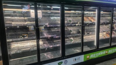 Пустые полки в супермаркете в Ухане, в центральной китайской провинции Хубэй, 2 августа 2021 г. (STR/AFP via Getty Images)
