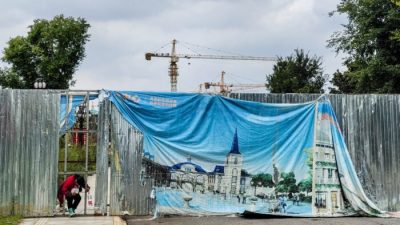 Дыра в рекламном щите Evergrande в туристическом городе Ухане, 18 октября 2021 года, провинция Хубэй, Китай. (Getty Images)