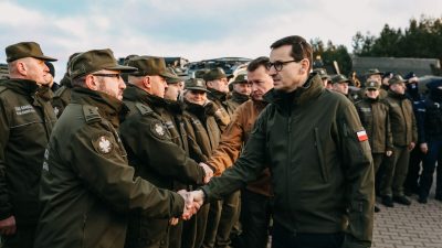 Премьер-министр Польши Матеуш Моравецкий встречается с подразделениями пограничной армии на белорусско-польской границе, когда нелегальные иммигранты собираются на границе в Кузнице, Польша, 9 ноября 2021 года. (Polish Ministry Of Defense via Getty Images)